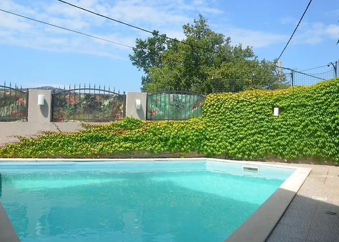 Grosses Mit Eigenem Pool Und Terrasse By Interhome *