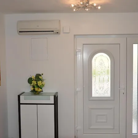 Holiday home Grosses Mit Eigenem Pool Und Terrasse By Interhome *